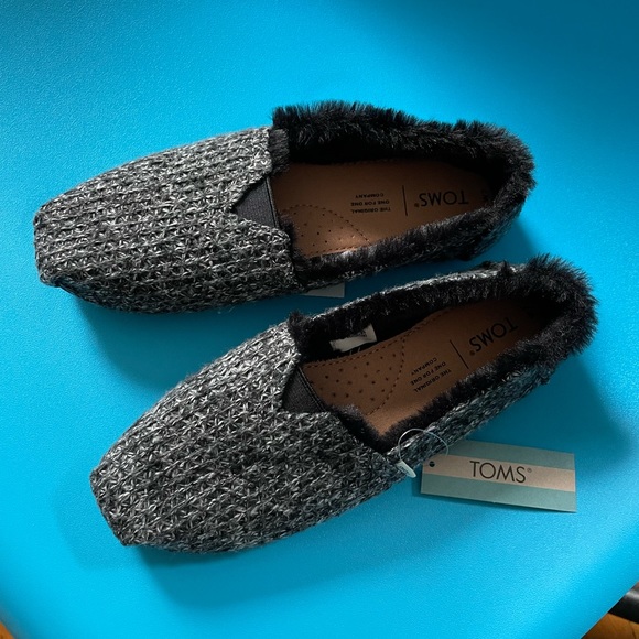 TOMS Belmont black sweater knit w/faux fur shoe - Picture 1 of 6
